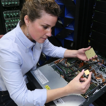 Membro da equipe de engenharia da IBM olha para um equipamento hardware