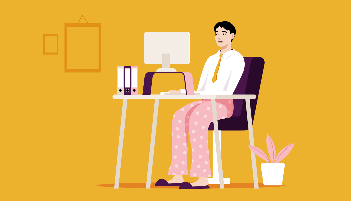 Employé assis à son bureau, heureux de travailler à domicile