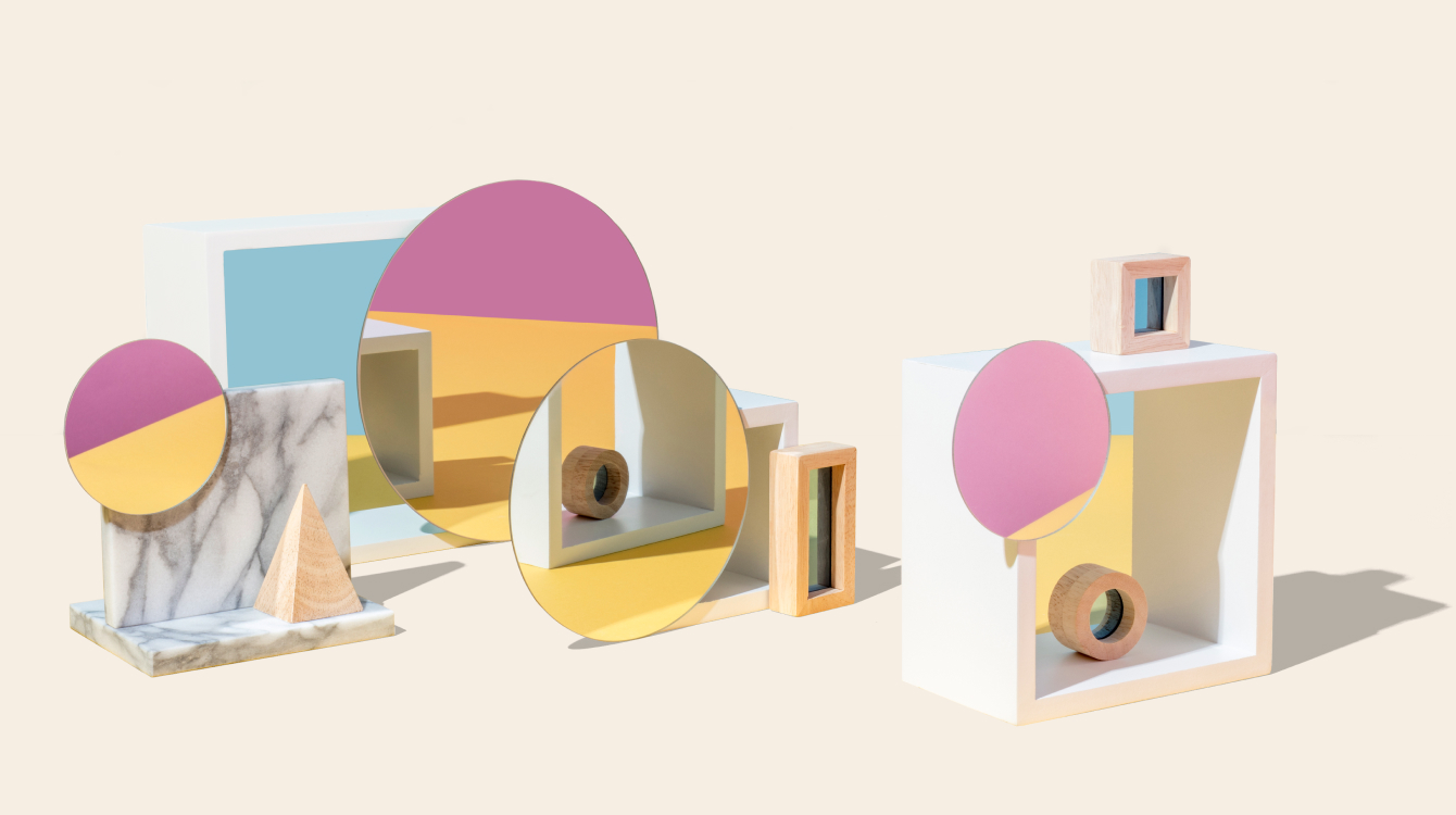 4つの鏡とオブジェ-hero