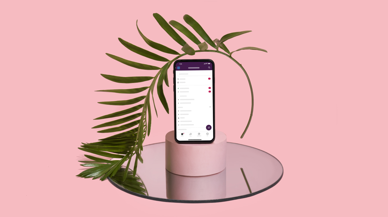 植物の装飾が施された表彰台の上の携帯電話