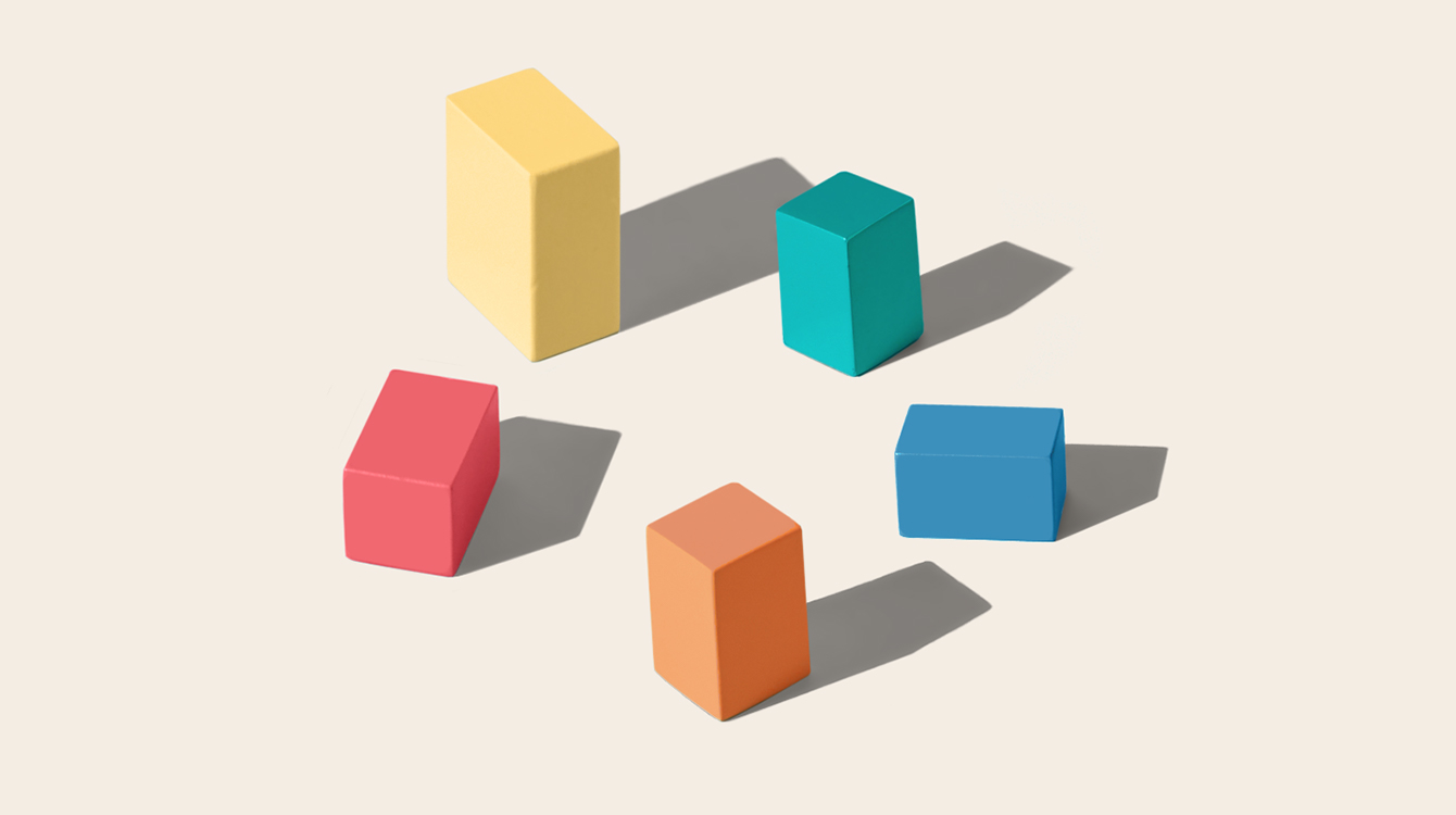 白い背景にカラフルな積み木