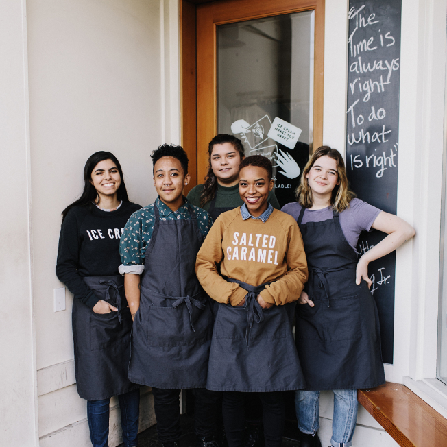 Groupe d’employés devant un marchand de glace
