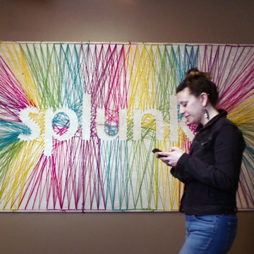 Une employée de Splunk marche dans un bureau