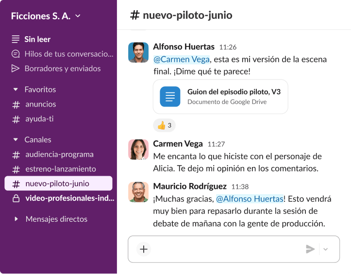 Un hilo de Slack en el canal nuevo-piloto-junio, en el que los miembros del equipo Alfonso Huertas, Carmen Vega y Mauricio Rodríguez revisan el guion de un episodio piloto.